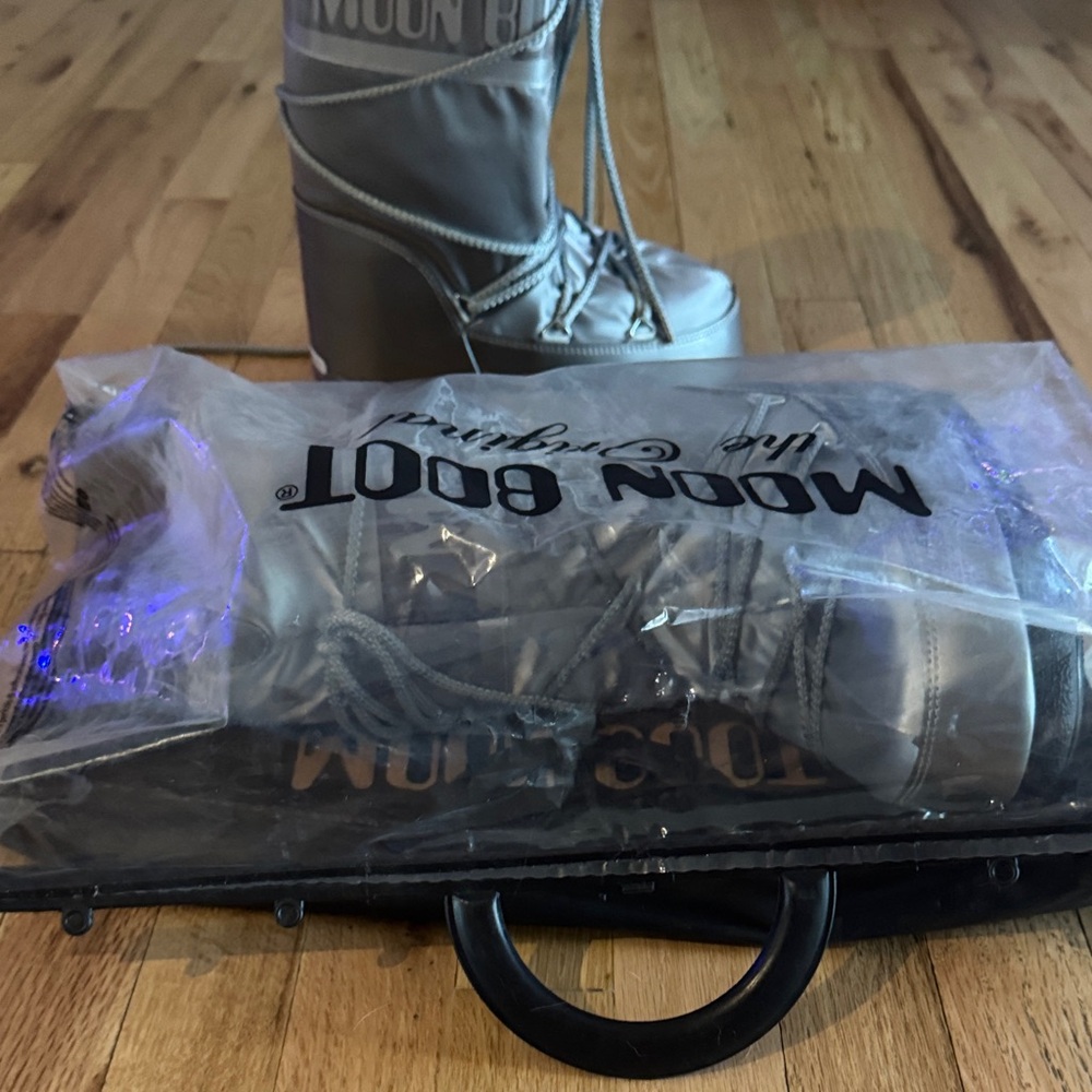 SOLD ❌Moon Boot Metallic Silver Winter Footwear
